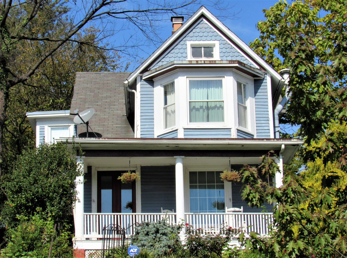 notanarch1ve's tweet photo. I’m not usually a national landmark announcement nerd but this is a lovely moment in Black queer women’s history. 

Today the Slowe-Burrill House was deemed a national landmark. The home will be preserved as an accessible piece of Black queer women’s history in DC 🩷 https://t.co/uOutqLdEej