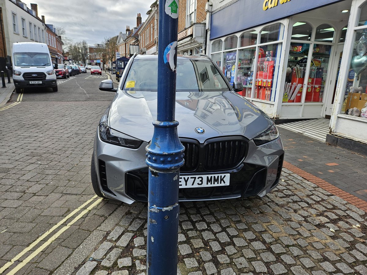 PavementParks's tweet photo. If you park illegally in #Alton, #Hampshire, especially in such a prominent spot, you will be penalised by the Traffic Wardens.

Thank you @hantsconnect for helping to keep our pavements free for people.
@BlatantWatch https://t.co/VaOtfWSrsd