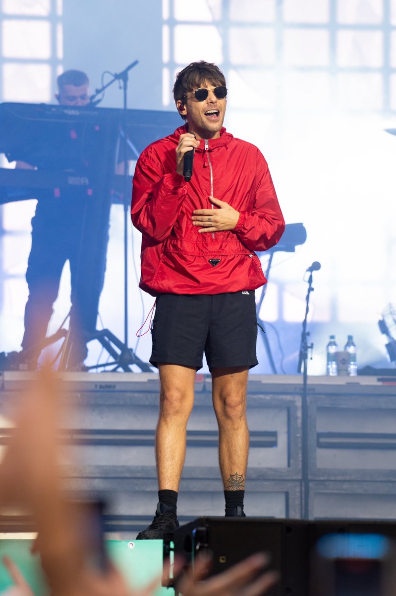 'Tis the season to wish <a href="/Louis_Tomlinson/">Louis Tomlinson</a> a very, very happy birthday ♥️