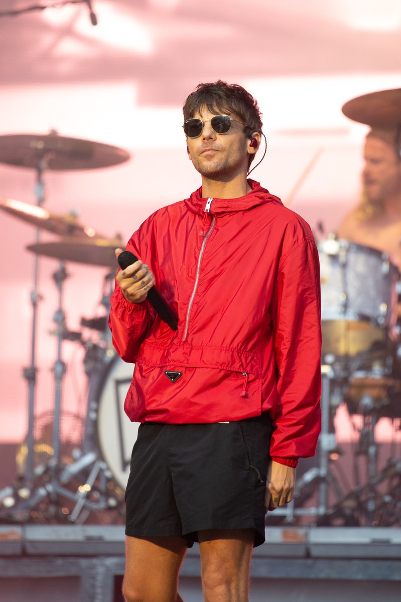 MTV's tweet photo. 'Tis the season to wish @Louis_Tomlinson a very, very happy birthday ♥️ https://t.co/LZ8UQUI698