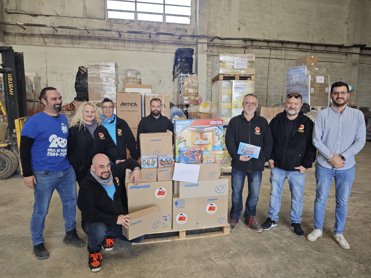_Aesclick_'s tweet photo. Entrega de la donación al Ayuntamiento de Catarroja. El concejal de Infancia, Miquel Verdeguer, recibe a los socios Enmonga, Joxito, Npcmv, Playmoadrich, Cubo, Paugerico, Midi y Lord Kubrick. Repartirán los juguetes en los colegios antes de las vacaciones de Navidad. #playmobil https://t.co/bKyvLWBdA5