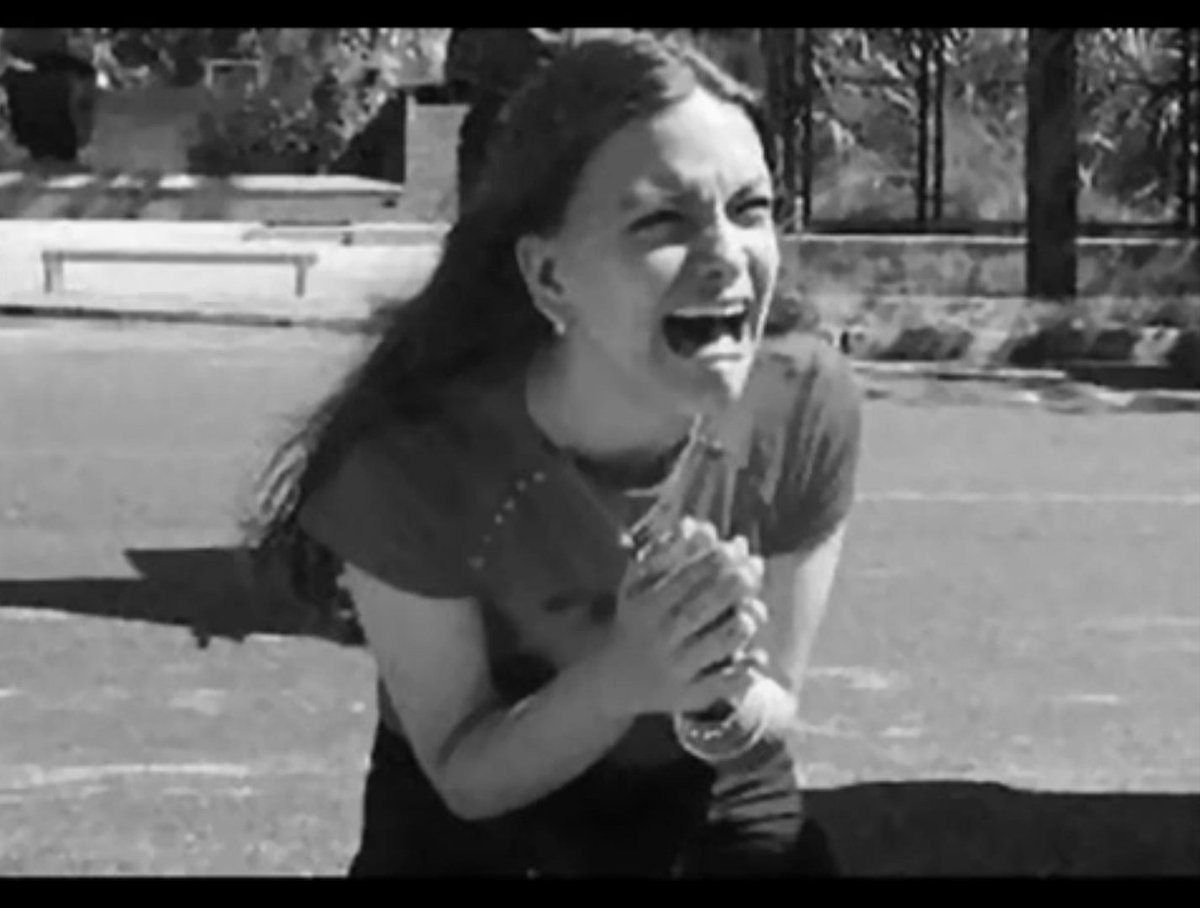 Yo enterándome de la noticia del #EstáVivo <a href="/luisalaouija/">Luisa La Ouija</a>