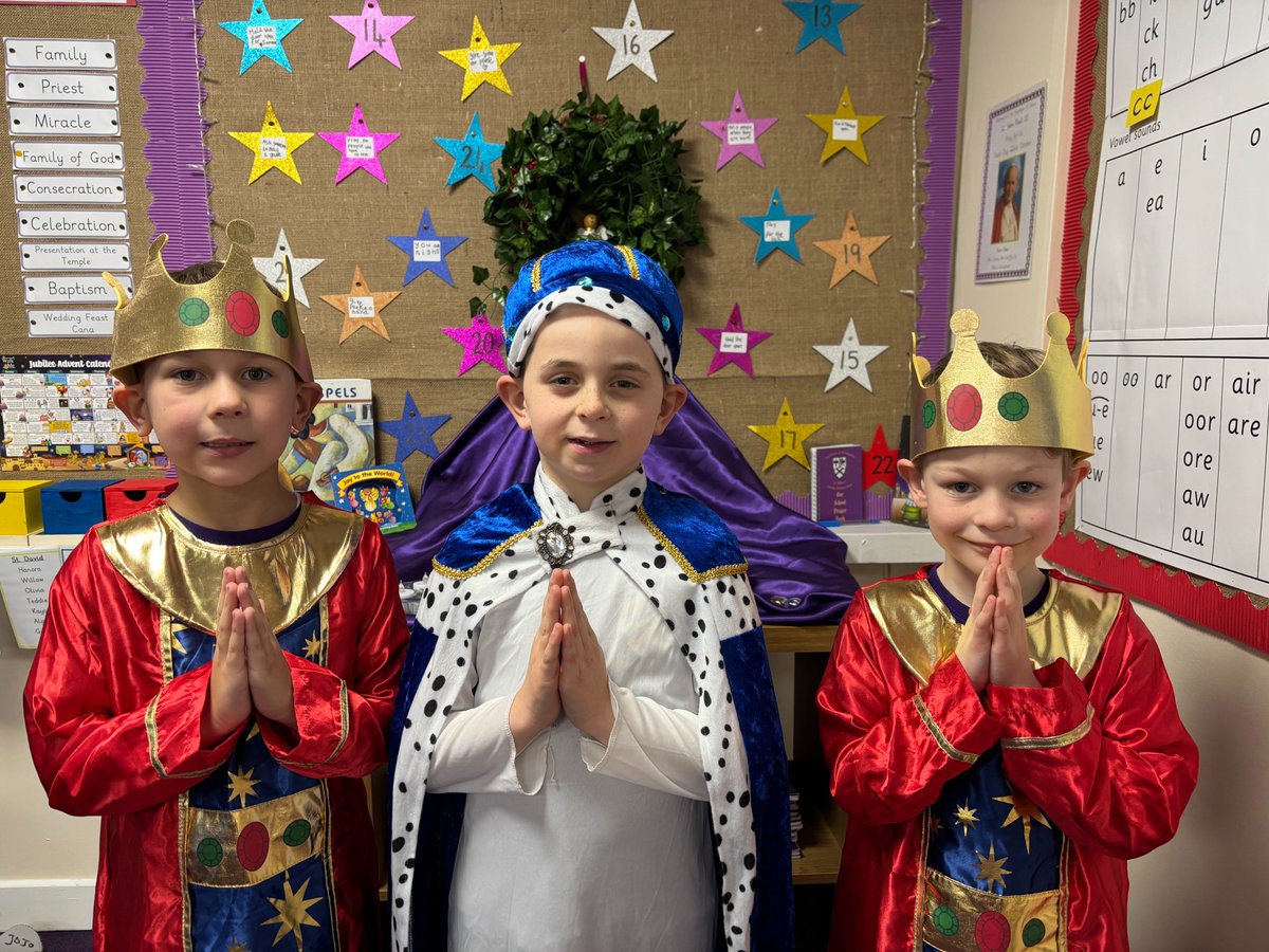 StAlbans_Sch's tweet photo. Key Stage One performed a beautiful Nativity last Thursday for their families. They worked very hard learning their lines and eight new songs but at the heart of their performance was the true meaning of Christmas, the birth of our Lord. ✝️🙏 #CatholicLife #MrsJ #MrsF @BhamDES https://t.co/vg5mGUX4EG