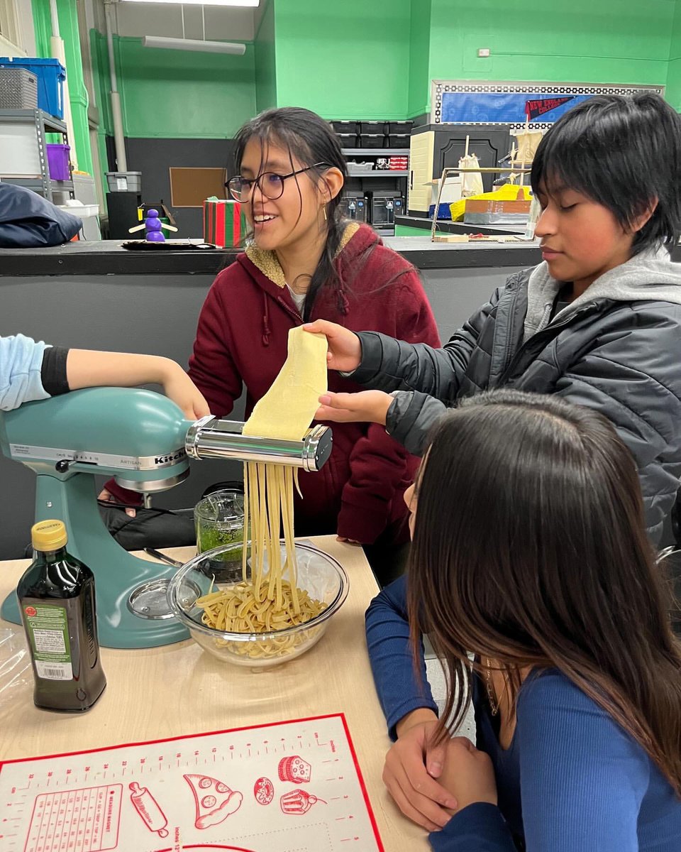 CIOBCitywide's tweet photo. 👏@leaders_hs Baking Club x Hydroponics Club = delicious teamwork! 🍝🌿 Fresh pasta with basil pesto straight from the lab. Hands-on learning never tasted so good! #LeadersHS #BakingClub #Hydroponics #FreshFromTheLab @NYCSchools @DOEChancellor @ElaineLindsey20 @ruxdanika https://t.co/1bY4TMPaws