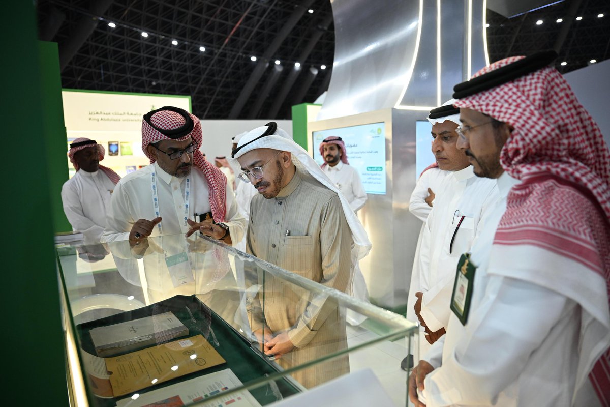 استقبل جناح #جامعة_الملك_عبدالعزيز في #معرض_جدة_للكتاب_2024 سعادة الأمين العام لمجمع الملك سلمان العالمي للغة العربية أ.د. عبدالله الوشمي، اطلع خلال زيارته على المخطوطات الأصيلة والمؤلفات العلمية المعروضة.

#جامعة_الملك_عبدالعزيز 
#جامعة_الملك_عبدالعزيز_تقرأ 
#نقرأ_ونسمو