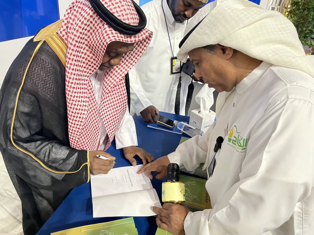 AlKifahNews's tweet photo. صحيفة- الكفاح نيوز - تسلم رئيس التحرير الدكتور - عبدالرحيم الحدادي نسخة كتابه بعنوان - حكايات أندية حواري مكة المكرمة من مؤلف الكتاب الاستاذ - أدم محمد هوساوي اثناء تدشينه للكتاب في معرض الكاتب ٢٠٢٤ المقام هذه الايام في جدة . https://t.co/vsIBhOXkYO