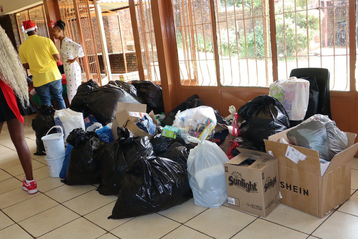 Ofentse_faith7's tweet photo. Thank you so much @DownsEast for partnering with @IMAGEFoundati0n for the Christmas Drive, and spending the day with us at Othandweni Childrenβs Home.
May God bless you all masandawana πππΎ
@MSFC_GSunited
@Mlindi_Mjoli
#ChristmasDrive #IMAGEFoundation https://t.co/1tkTE6Gjh4