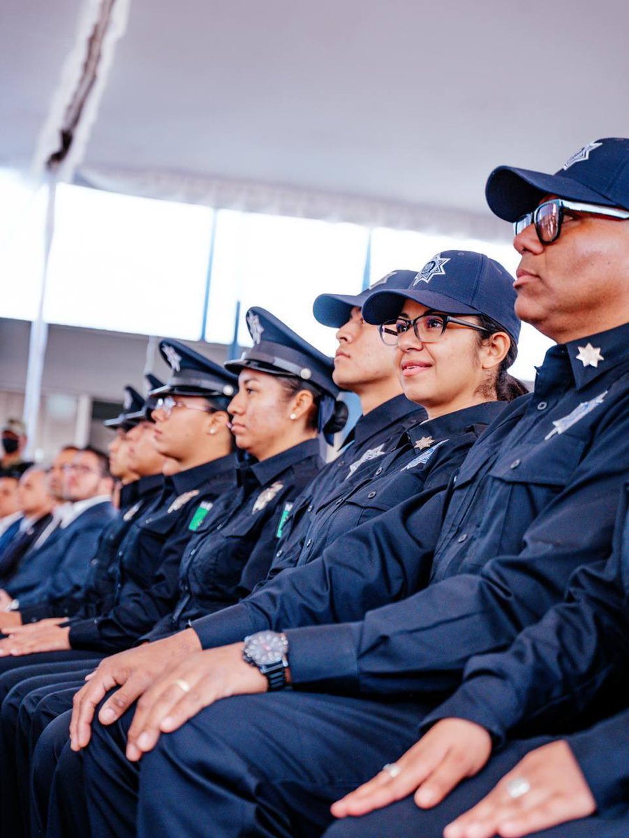 makugo's tweet photo. ¡Seguimos robusteciendo nuestras policías!

Por tercer año consecutivo, hemos integrado a más de 100 nuevos elementos en las corporaciones de #Querétaro, para seguridad y tranquilidad de nuestras familias.

Con el 100% del personal certificado, ¡tenemos la mejor policía del país! https://t.co/RDnrwRUAug