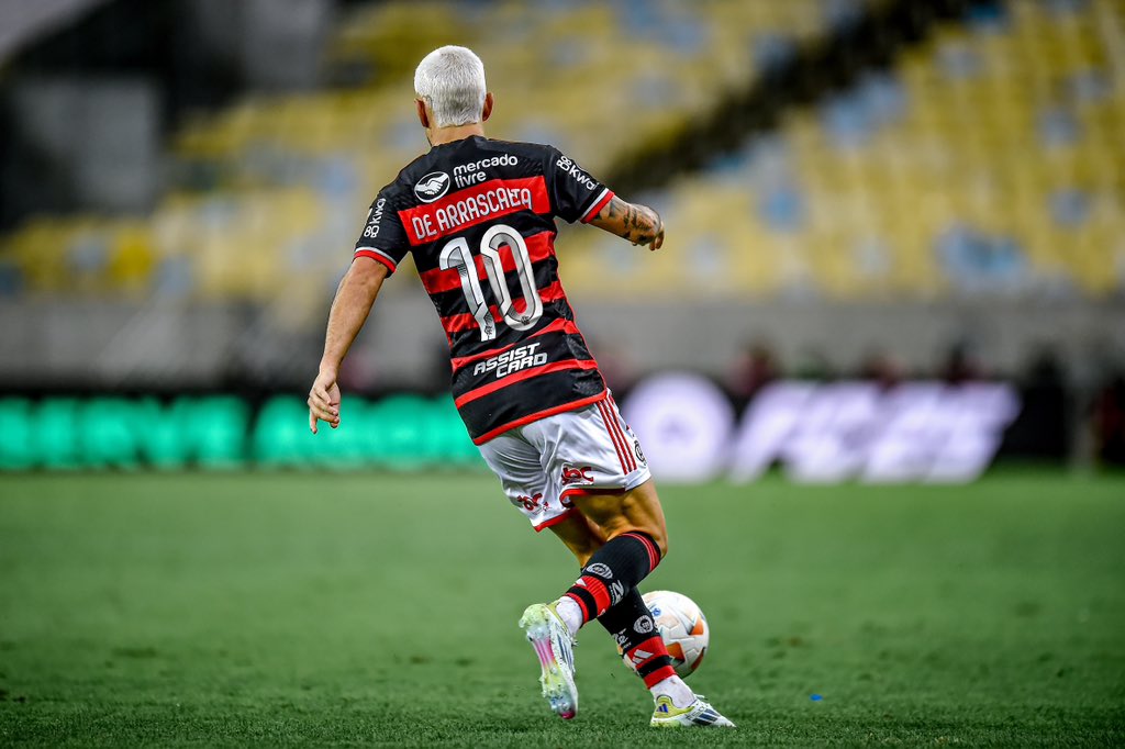 ColunadoFla's tweet photo. A 10 É DELE!!! 😍🇺🇾

Atual presidente do Flamengo, Rodolfo Landim, entrega a camisa 10 para Arrascaeta. Dirigente realizou uma chamada de vídeo com o uruguaio para anunciar o novo número para o ídolo rubro-negro.

Gostaram do presente de natal do Arrasca? https://t.co/X0ndzZGTZC
