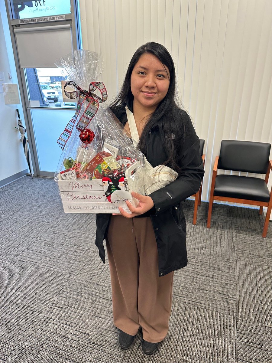 masonhealthfou1's tweet image. Mason Health held a workforce #prizedrawing each weekday last week to celebrate the #holidays - 📸:Candi from Med Records &amp;amp; Amy from MSP Unit w/just some of the awesome prizes donated by #localbusinesses and Mason General Hospital Foundation board members. 

Thank you donors!