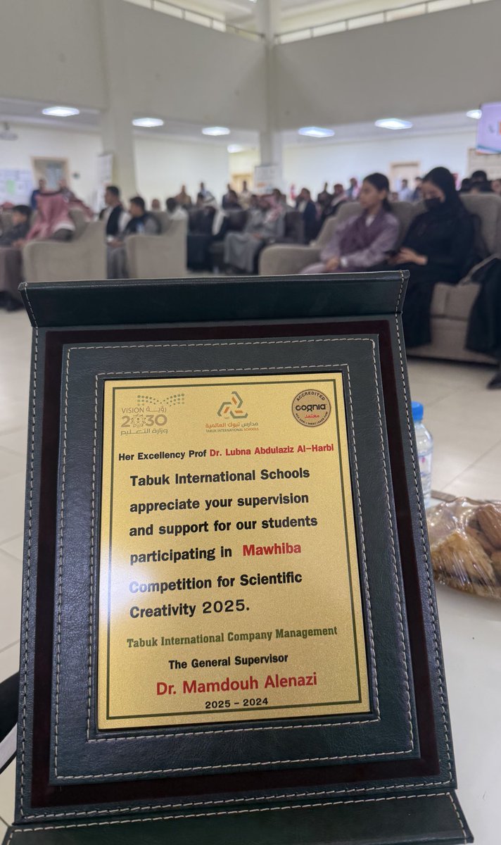 Lubna_989's tweet photo. كل الشكر والتقدير للادارة العامة للتعليم بمنطقة تبوك ولمدارس تبوك العالمية على هذا التكريم   🙏🏻🙏🏻
@TBK_Int_School @moe_tbk https://t.co/l84GBi48zz