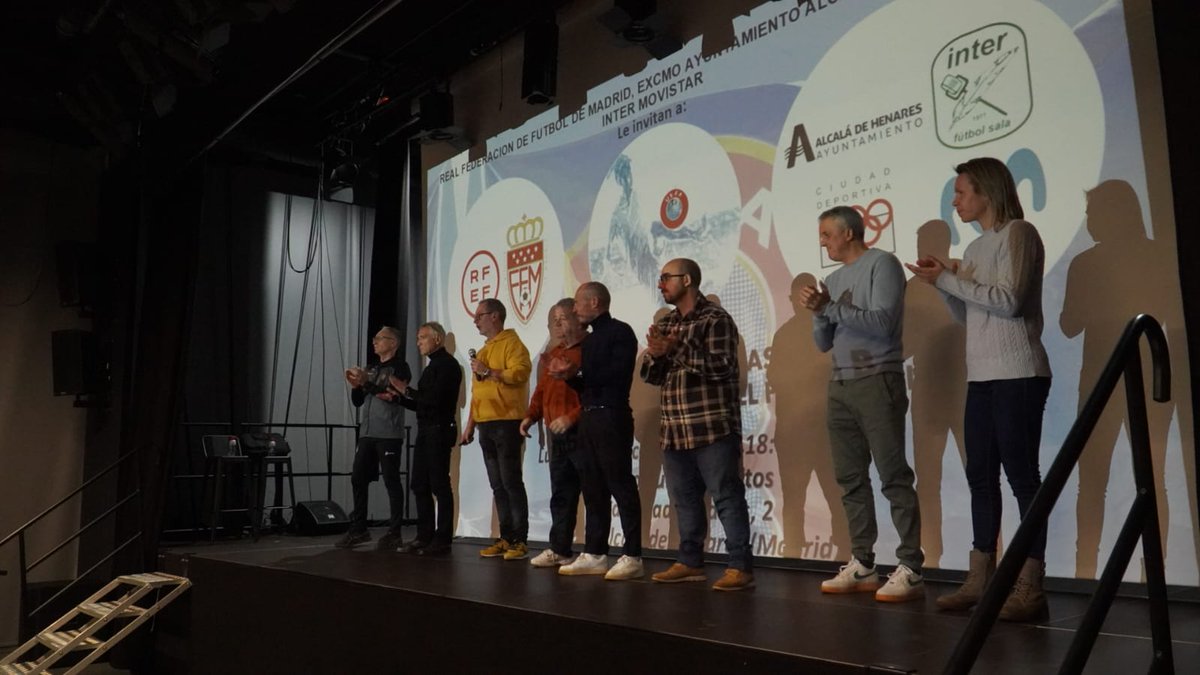 RFFM_oficial's tweet photo. El Centro Cultural Gilitos de Alcalรก de Henares ha acogido esta tarde una nueva jornada de 'La Escuela es tu Casa' organizada por el Comitรฉ de @EntrenadoRffm con la colaboraciรณn de @AytoAlcalaH e @InterMovistar.
Con la presentaciรณn de Josรฉ Luis Rodrรญguez y las ponencias de @Andresparis1 e Isidro Lapuente, los asistentes han disfrutado de una sesiรณn muy amena y educativa.