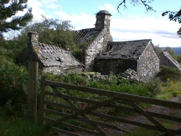 HoganSOG's tweet photo. Abandoned stone cottage. Looks lonely. Somewhere in Wales. NMP. https://t.co/BZRVHkJqZx