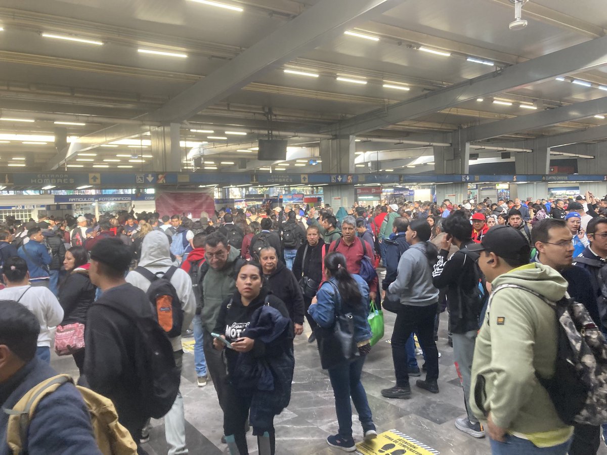 TendenciasMX's tweet photo. Un día cualquiera en la #CDMX :

•Levantarse a las 4:30 am.
•Echarse dos horas y media de camino al trabajo.
•Una hora más por que hubo manifestación.
•Llegar a las 8:00 am al trabajo.
•Feministas o ayotzinapos destruyen las instalaciones de la empresa.
•Todos los días suena el teléfono con decenas de diferentes tipos de estafas.
•Desconfías de todos; jefe, compañeros, vecinos •No puedes tomar unas copas el fin de semana por seguridad, no te vayan a agarrar unas goteras.
•Vives en un cuarto.
•Se apesta cada que llueve. 
•Sales a las 5pm de la chamba.
•Tres horas de regreso.
•En el vagón del metro van dos homosexuales teniendo sexo.
•En la micro van dos tipos fumando marihuana.
•Uno tiene pinta de que te va a asaltar con punta.
•Tienes un día libre a la semana.
•Tocó la marcha gay con gente desnuda en la calle.
•Y de la pasada el besotón sidoso en la estación del metro quesque porque es Junio.

Imagínate tener que vivir en esa pocilga llamada CDMX, es un infierno en vida. Un verdadero asco de ciudad, las únicas personas que viven en comodidad son aquellas que realmente tienen posibilidades económicas altas, que no son mas de 2 millones de los 20 que habitan el área metropolitana.

Cualquier provincia del país a medio desarrollo ofrece mejor calidad de vida que ese muladar sin orden ni ley. 

Es un absoluto desastre, un despropósito y un sacrilegio tener que visitarla por obligación ya que, por si fuera poco, el aeropuerto de ahí es la peor experiencia que vas a tener como turista.