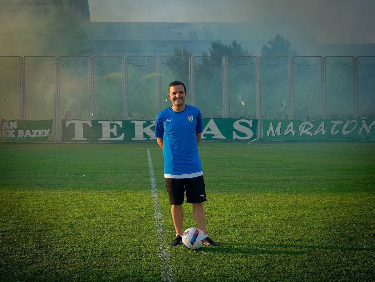 Bir şehrin efsanesi, eskilerin çocukluğu, şimdiki çocukların kahramanı… Bursaspor’un tarihine altın harflerle adını yazdıran hocamız Pablo Martin Batalla’ya verdiği emekler için sonsuz teşekkürler. Böylesine büyük bir değerin daha güzel şartlarda uğurlanmasını isterdik. Yolun