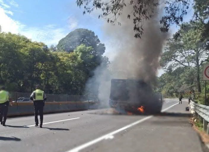 emanuelviher's tweet photo. ⚠️ Tráfico intenso sobre la autopista México-Cuernavaca, esto derivado por el incendio de una camioneta eta sobre esta vialidad dirección a la capital morelense antes de llegar al poblado de Chamilpa. https://t.co/89wEksa2KS