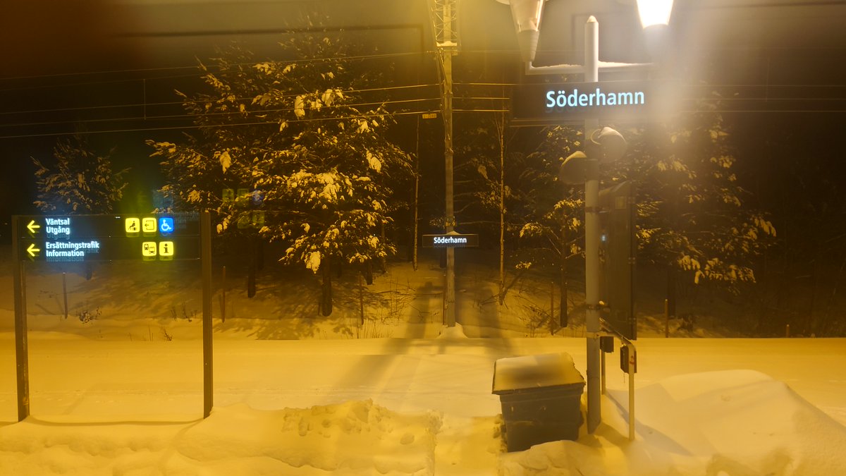 ItalyWith's tweet photo. Söderhamn, Sweden 🇸🇪
#allthelineseurope #snowhour #trainspotters #trainspotting #beeroclock #railwayhighlights #railway #trainspotter #tft #fromsantawithlove #traintwitter #sweden #shipsinpics #soderhamn https://t.co/kWOI9Rh2Mj