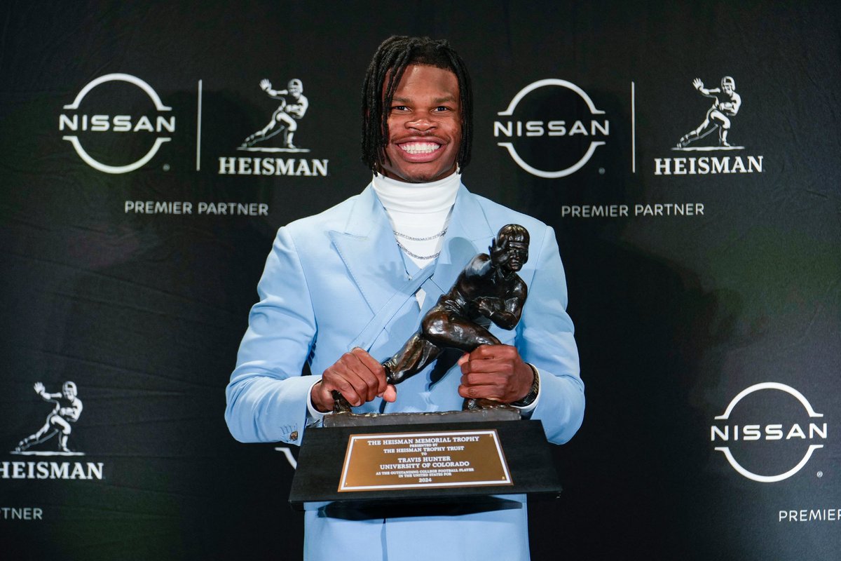 VoyagesVC's tweet photo. This week's Merchant Monday is a shoutout to our longtime client, the Heisman Trophy Trust. This past weekend they celebrated 90 Years of Heisman Excellence, and welcomed Travis Hunter from @CUBoulder as the 2024 Heisman Trophy Winner 🏆 🏉 https://t.co/kJL1ouNhVc