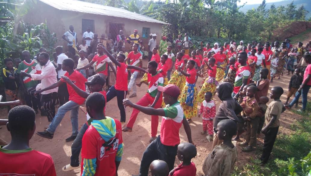 GitegaVuturaa's tweet photo. #Gitega. Baraye biyemeje kutazotakaza ijwi na rimwe. Kur'uyo w'Imana w'igenekerezo rya 15 kigarama 2024, uburongozi bw'umugambwe @CnddFdd muri Zone #Kiriba, Komine #Giheta ya kera, bwaragendeye Abagumyabanga b'umutumba #Kibande, @Gitega.
@R_Ndikuriyo
@DorianeMunezero
@kadenys2 https://t.co/V2MrpOzs7X