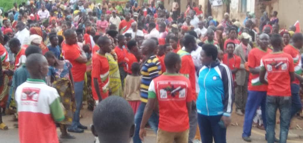 GitegaVuturaa's tweet photo. #Gitega. Baraye biyemeje kutazotakaza ijwi na rimwe. Kur'uyo w'Imana w'igenekerezo rya 15 kigarama 2024, uburongozi bw'umugambwe @CnddFdd muri Zone #Kiriba, Komine #Giheta ya kera, bwaragendeye Abagumyabanga b'umutumba #Kibande, @Gitega.
@R_Ndikuriyo
@DorianeMunezero
@kadenys2 https://t.co/V2MrpOzs7X