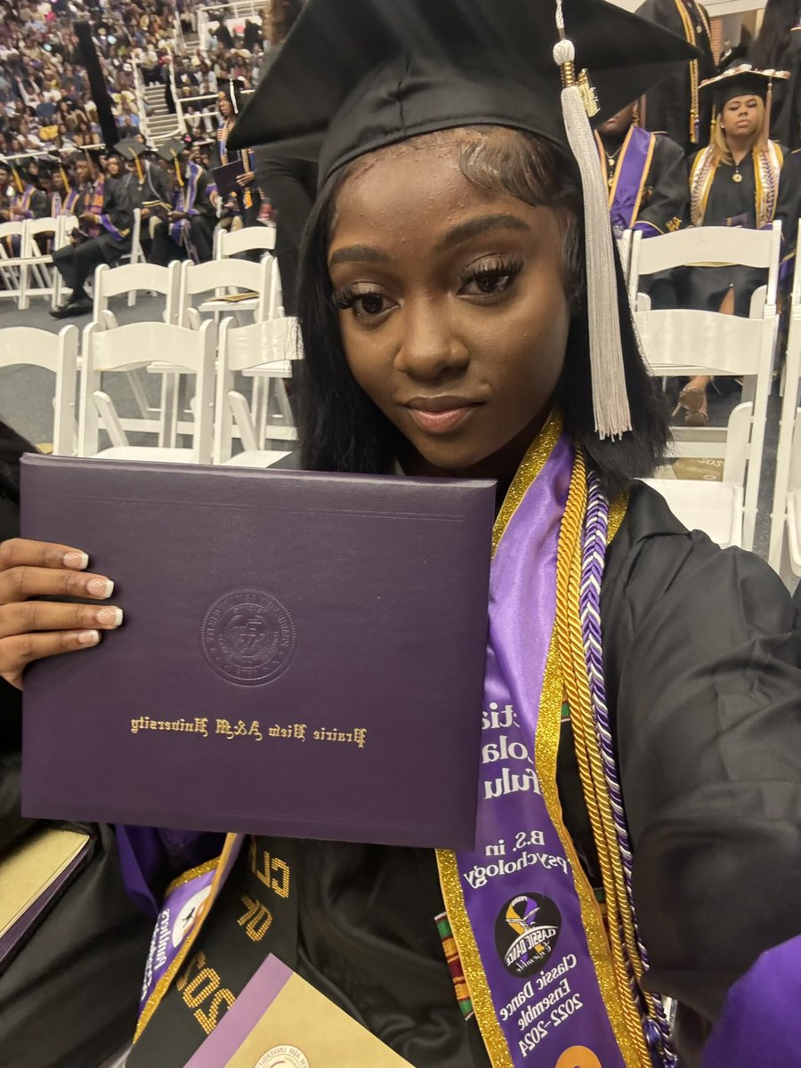 Kay_2wice02's tweet photo. I just graduated from the illustrious Prairie View A&amp;M University💜💛 https://t.co/632ZQTwEXc