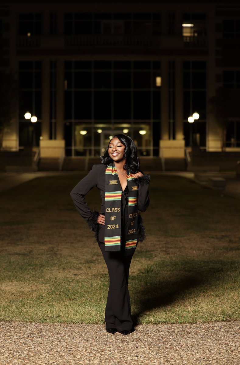 Kay_2wice02's tweet photo. I just graduated from the illustrious Prairie View A&amp;M University💜💛 https://t.co/632ZQTwEXc
