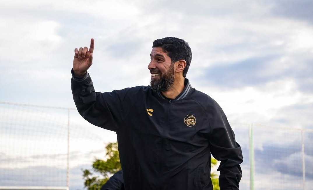 Nacional sale al mercado a buscar un entrenador. 

Será la primera decisión de la nueva directiva tricolor que asumirá este martes. 

El tema "Bava/Nico Lopez" hizo que el entrenador se baje de la posibilidad de tomar el cargo. 

El jugador se ha mostrado inflexible a ser