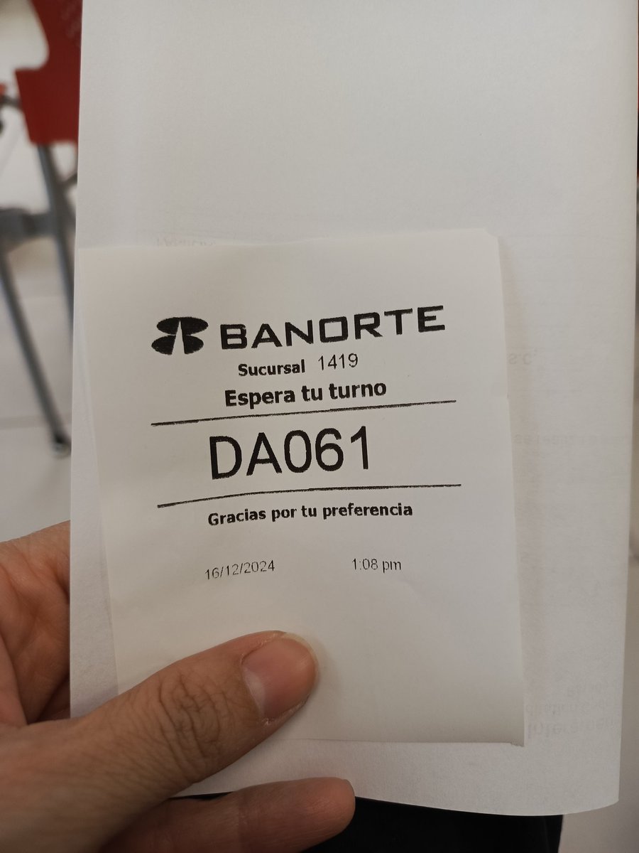 karlaura's tweet photo. Casi una hora y contando, par hacer un perro depósito @BanorteEscucha @Banorte_mx   tienen cajeras de adorno porque de 3 solo una hace la chamba. #pesimoservicio https://t.co/PV3PzQmBmr