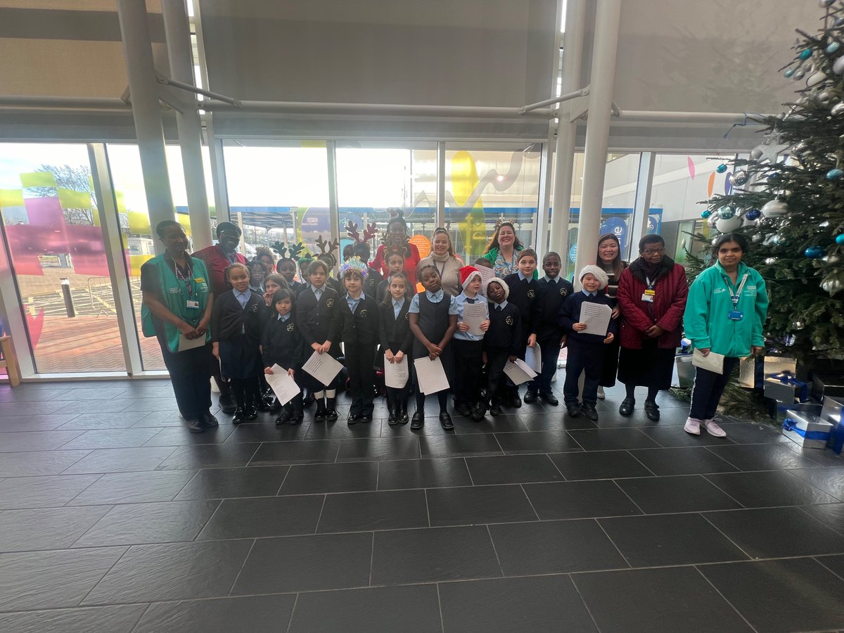 CatrionaRowland's tweet photo. Thank you to St LOACHIANS catholic school for making our Monday in NewhamHospital very special with their beautiful voices. #LocalSchool #BHWellbeing #ChristmasCarols @NHSBartsHealth https://t.co/bvLQ7cUe0r