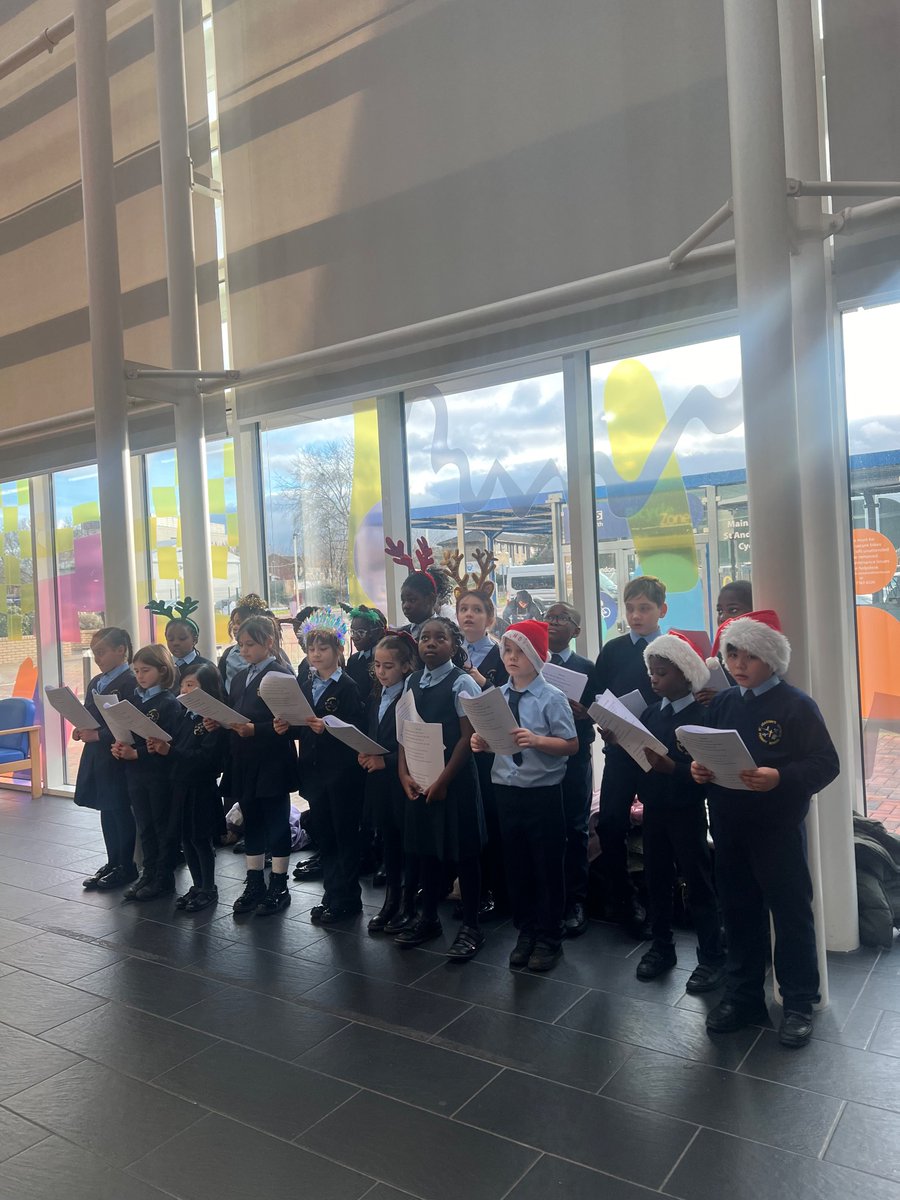 CatrionaRowland's tweet photo. Thank you to St LOACHIANS catholic school for making our Monday in NewhamHospital very special with their beautiful voices. #LocalSchool #BHWellbeing #ChristmasCarols @NHSBartsHealth https://t.co/bvLQ7cUe0r