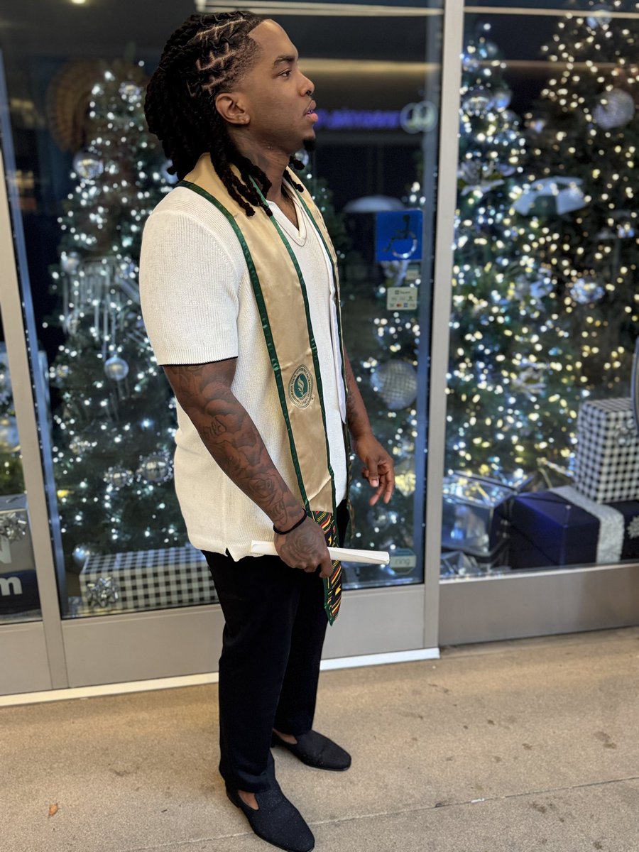 hooperm1ke3's tweet photo. 👨🏾‍🎓 https://t.co/hITo83byyB