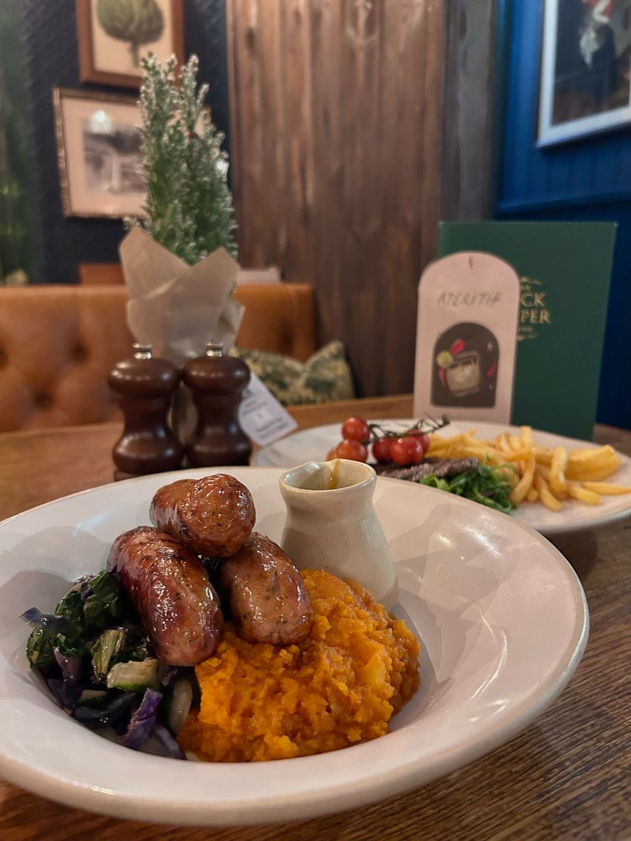 lockkeeper's tweet image. 𝐀 𝐖𝐈𝐍𝐓𝐄𝐑 𝐂𝐎𝐌𝐅𝐎𝐑𝐓

Try our new seasonal spin on the classic bangers and mash. Cumberland sausages paired with a smooth, winter root mash, rainbow chard and rich gravy.