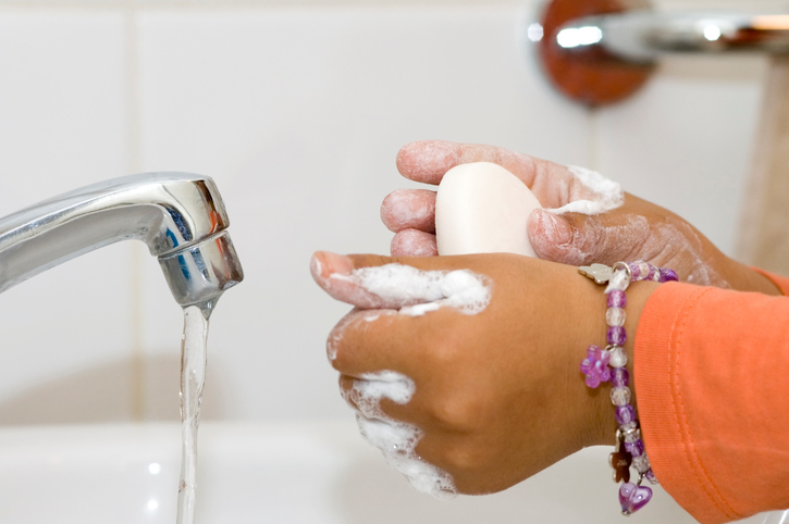 AboutKidsHealth's tweet image. Practising good hand hygiene is the most important thing you can do to prevent common illnesses like #colds and the #flu. Learn about proper hand washing and use of hand sanitizer and how to teach it to your child: ow.ly/FScV30qfxzD #handwashing #handsanitizer #healthcare