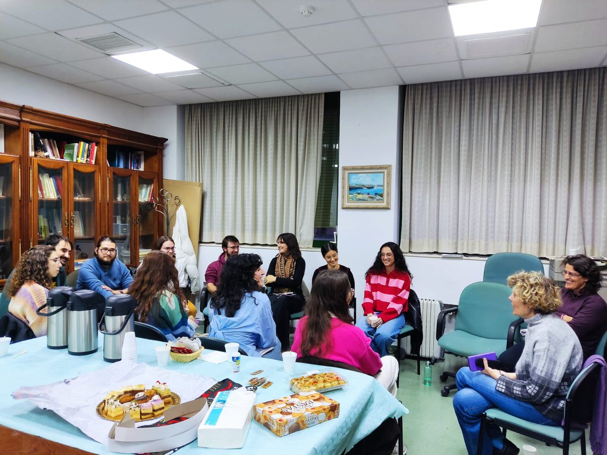 lauramorron's tweet photo. Una tarde fabulosa charlando con las y los estudiantes de Física de @Univcordoba del club de lectura "Científicas y literatas 💜
Gracias @milmorare y Bea 😘
#AHombrosDeGigantas
@NextDoorPublish
@DptoFisicaUCO @CordobaCiencia @GEMF_RSEF https://t.co/uy2WEgbx5W