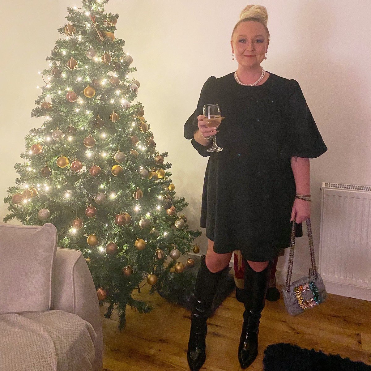 larkandlily's tweet photo. Festive meal and drams wi some of my friends. Grateful to be able to enjoy this when there is so much horrible destruction in the world
#grateful #scottishlass #scottishhighlands #festivefashion https://t.co/LA94bUV9tc