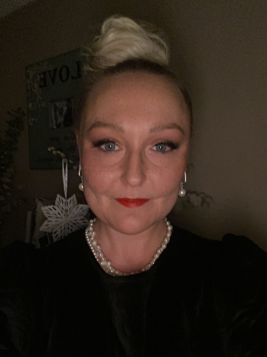 larkandlily's tweet photo. Festive meal and drams wi some of my friends. Grateful to be able to enjoy this when there is so much horrible destruction in the world
#grateful #scottishlass #scottishhighlands #festivefashion https://t.co/LA94bUV9tc