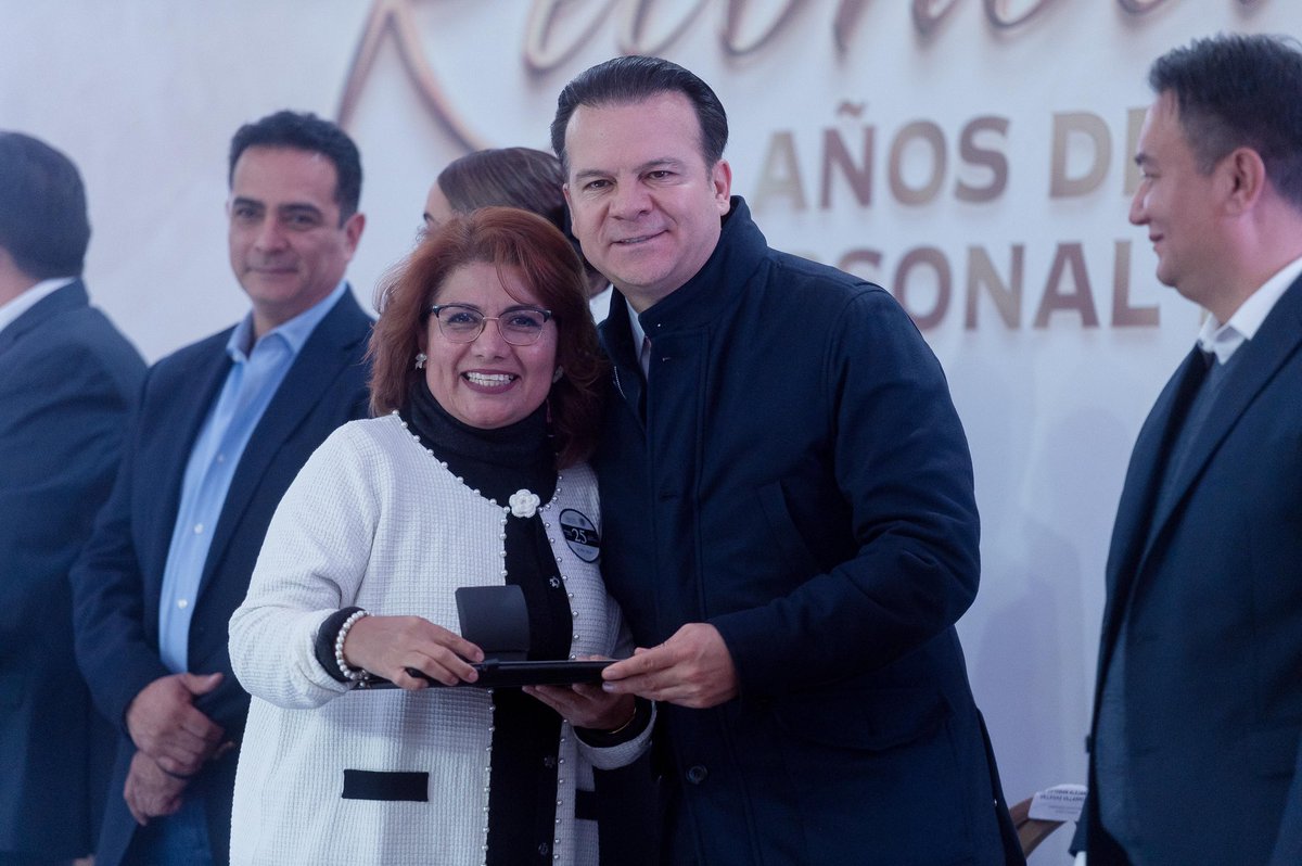 Esteban Villegas V. (@evillegasv) on Twitter photo Con respeto y cariño, entregamos los reconocimientos a las y los trabajadores de la <a href="/SSDurango/">Secretaría de Salud</a> que celebran años de dedicación y servicio. 🎉💪
Su esfuerzo y compromiso diario son fundamentales para seguir avanzando y mejorando. 🙌 ¡Felicidades y gracias por todo lo que hacen! Con respeto y cariño, entregamos los reconocimientos a las y los trabajadores de la <a href="/SSDurango/">Secretaría de Salud</a> que celebran años de dedicación y servicio. 🎉💪
Su esfuerzo y compromiso diario son fundamentales para seguir avanzando y mejorando. 🙌 ¡Felicidades y gracias por todo lo que hacen!