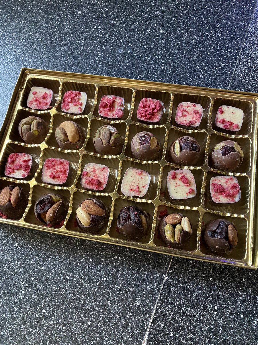Erica24Lyn's tweet photo. This is the first time @goldbelly did me dirty😭😭😭😭 a pic of what I ordered vs. what I got. https://t.co/zEJUhDPtzJ