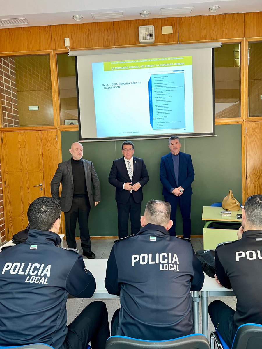 presidenciaEXT's tweet photo. 👮#ASPEX Hoy se ha clausurado en la Academia de Seguridad Pública de #Extremadura el XXXIII Curso Selectivo para mandos de la #PolicíaLocal de la región, en los que siete mandos han estado formándose durante más de dos meses. https://t.co/xk8lTa64BT