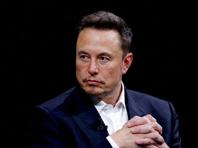 realSomtech's tweet photo. The way Elon Musk keeps adding please buy $8  X subscription  to support Freespeech yet he is 400b usd rich than everyone in the world

Then some random poor people on social media think if you are heavily marketing your product it means you are not making money from your it https://t.co/NEAWrwrhoa