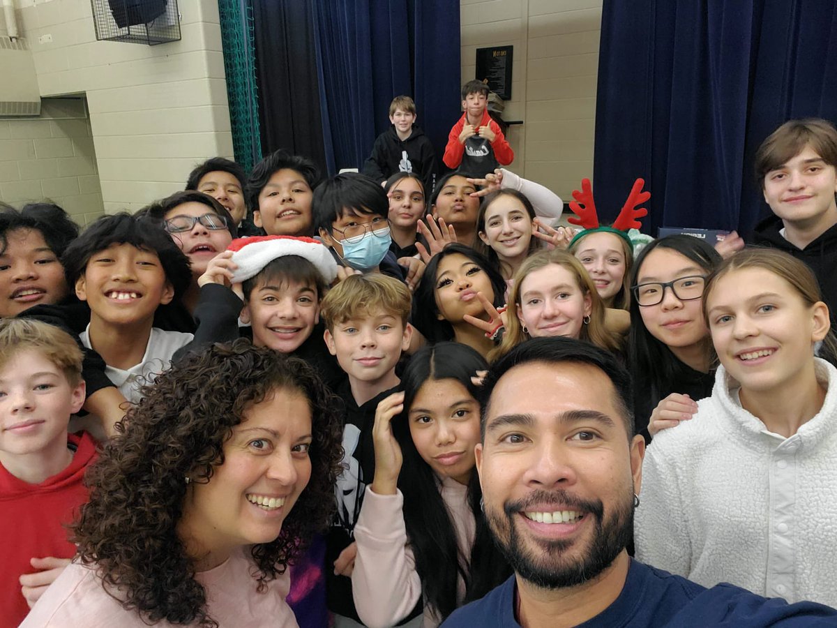 StAnselm_TCDSB's tweet photo. Thanks to our amazing staff, v’teers &amp; helper elves, St. A’s #SantaShop is ready to rock! We’re excited to welcome students &amp; parent partners to shop the incredible variety - there’s something for everyone! @tcdsb @floracifelli @KennedyTCDSB It’s the happiest day at St. A’s! https://t.co/8QdVRO0Z8l