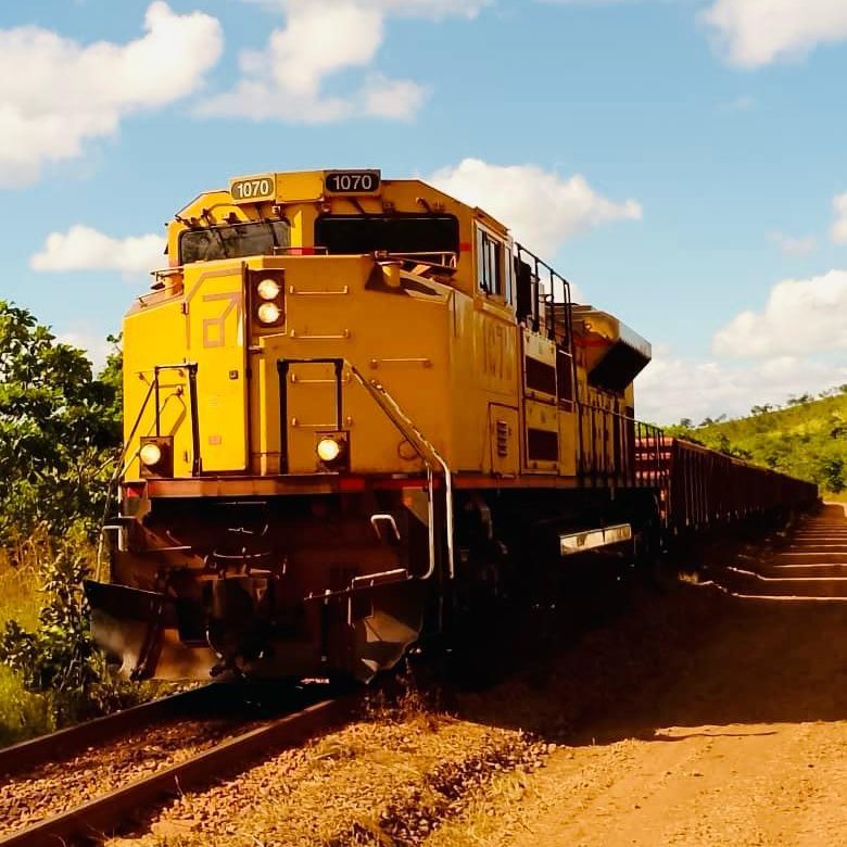 Ferrominera_CVG's tweet photo. Trabajadores de @Ferrominera_CVG, comprometida con el fortalecimiento del proceso productivo del mineral de hierro, logró rehabilitar la vía férrea y el paso de los trenes por esta principal arteria comercial, luego de los inconvenientes técnicos presentados el pasado domingo. https://t.co/Hf6H16pNMI