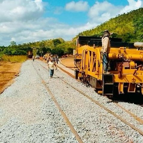 Ferrominera_CVG's tweet photo. Trabajadores de @Ferrominera_CVG, comprometida con el fortalecimiento del proceso productivo del mineral de hierro, logró rehabilitar la vía férrea y el paso de los trenes por esta principal arteria comercial, luego de los inconvenientes técnicos presentados el pasado domingo. https://t.co/Hf6H16pNMI
