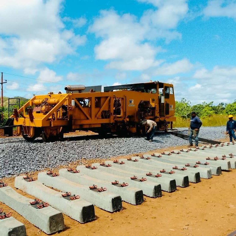 Ferrominera_CVG's tweet photo. Gracias al respaldo de la @CVG_Oficial y el impulso del presidente Aldo Cantafio, los trabajadores lograron la rehabilitación, alineación y nivelación de 120 mts de la línea férrea principal, en el km 10.5 de la mina San Isidro, en tiempo récord par restituir las operaciones. https://t.co/KnlvBK5agY
