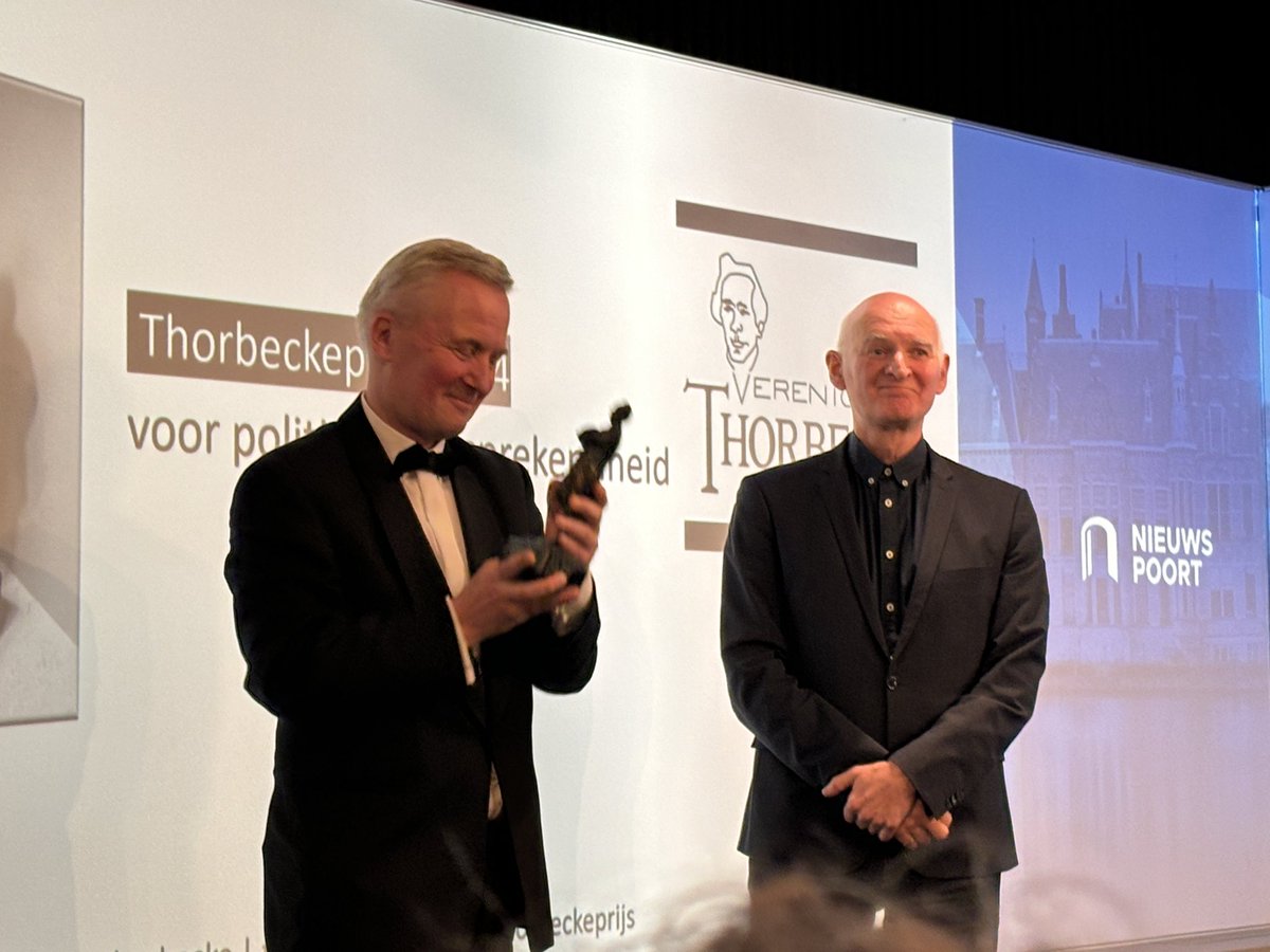 Borisham's tweet image. Eric van der Burg wint Thorbeckeprijs 2024

 VVD-kamerlid Eric van der Burg wint de Thorbeckeprijs voor politieke welsprekendheid. Hij wordt door de jury geprezen om ‘karakter en vertrouwen’.
 Dat toonde hij als staatssecretaris van Justitie en Veiligheid op het terrein van Asiel…