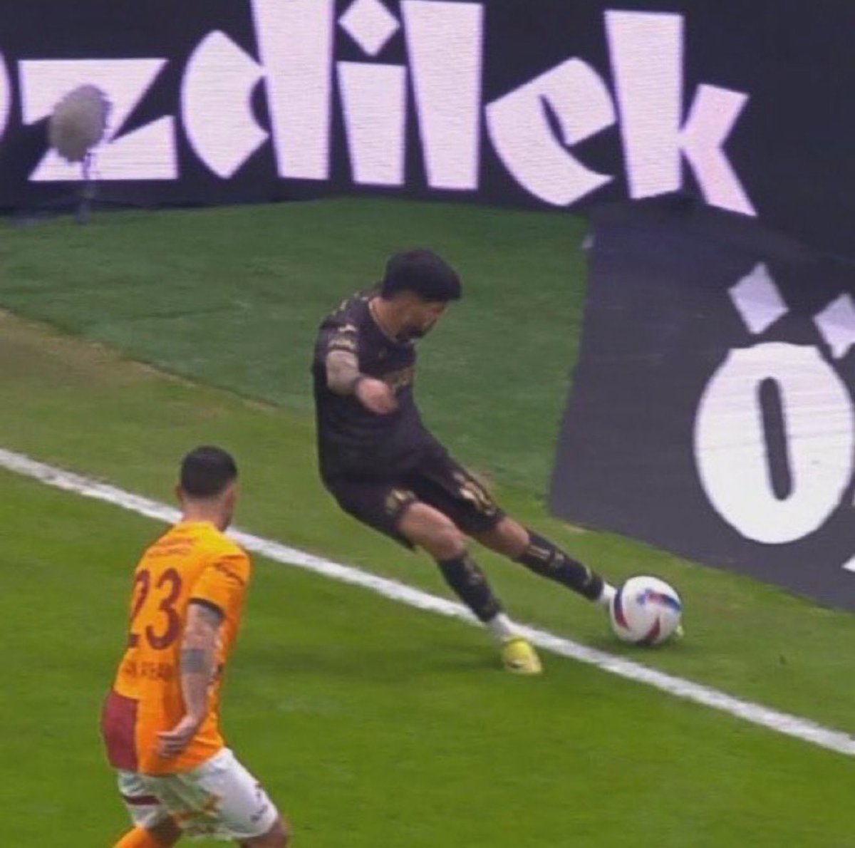 _KKarahan's tweet photo. Galatasaray - Trabzonspor maçında Hakem Kadir Sağlam, bu pozisyona gol verdi...!!! VAR çağırmadı..!!

Allah belanızı versin hepinizin #GSvTS https://t.co/uFN1KFKi5r