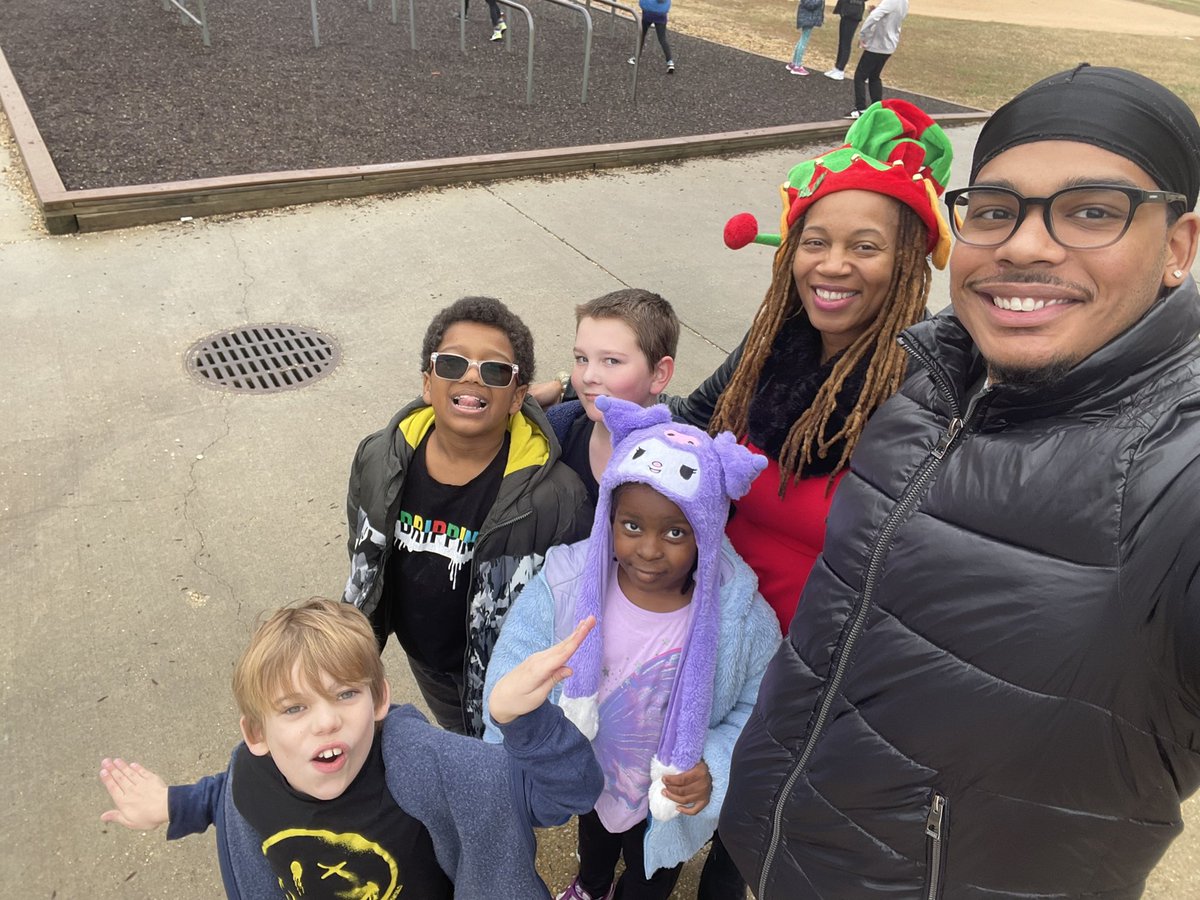 Grateful to have a former student <a href="/HowardU/">Howard University</a> <a href="/DezmondRosier/">Dezmond Rosier</a> ❤️subbing <a href="/GaleBaileyES/">Gale-Bailey E.S.</a> today! Seeing my past and present students come together is a full-circle moment. Thank you for giving back to our Mighty Lions! 🦁 #AlwaysConnected