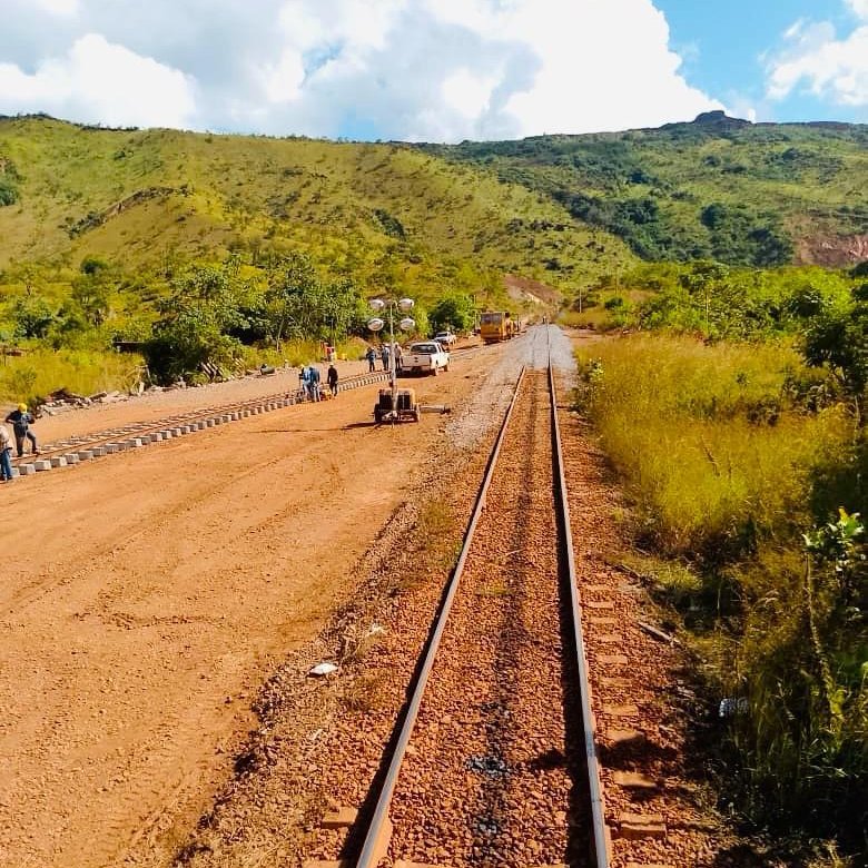 Ferrominera_CVG's tweet photo. Gracias al respaldo de la @CVG_Oficial y el impulso del presidente Aldo Cantafio, los trabajadores lograron la rehabilitación, alineación y nivelación de 120 mts de la línea férrea principal, en el km 10.5 de la mina San Isidro, en tiempo récord par restituir las operaciones. https://t.co/KnlvBK5agY