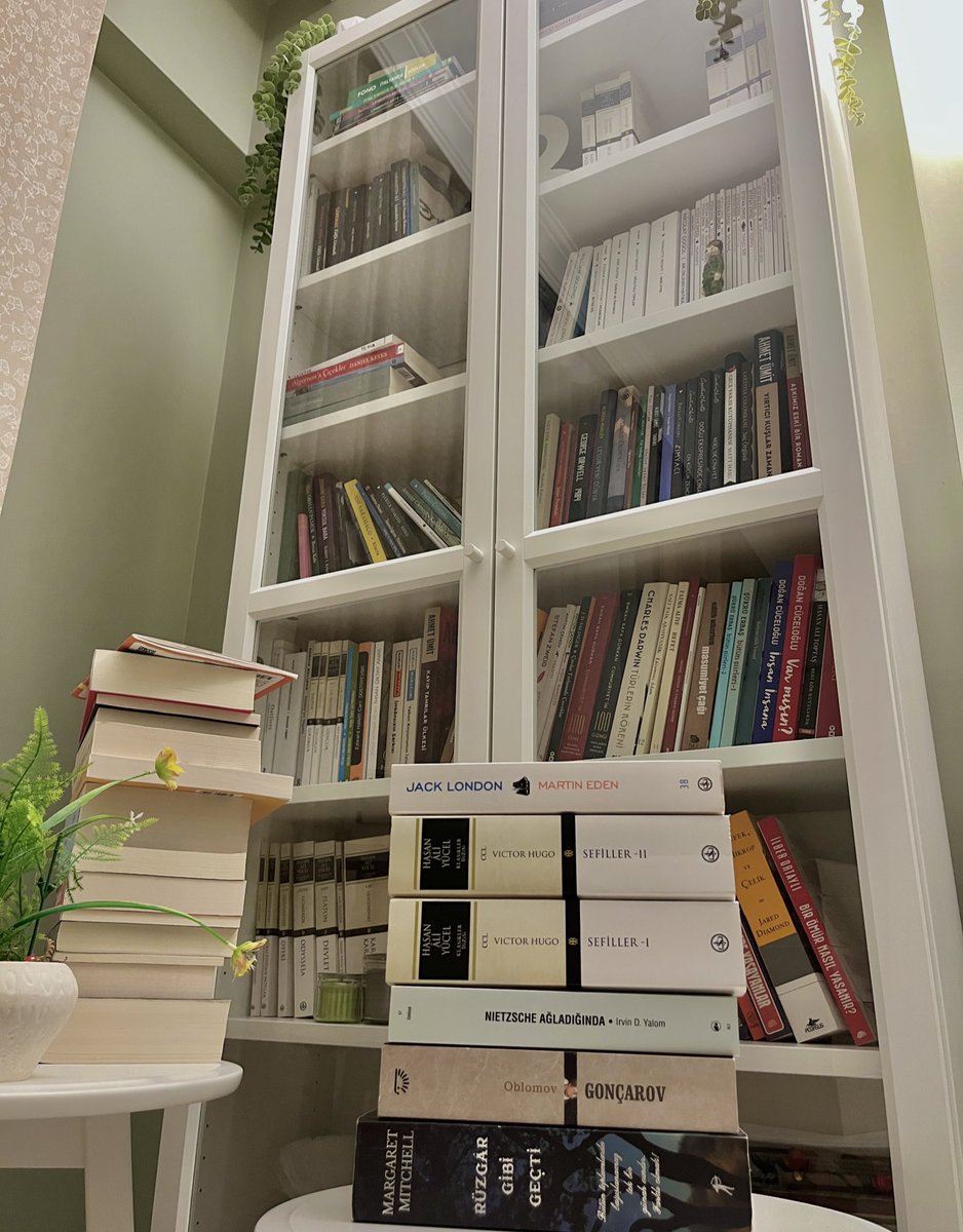 kitap önerisi arayan varsa benim 2024’te okuduğum en güzel kitaplarr 🫶🏼 aslında hepsi bilindik kitaplar ama önermek istedim ve aralarında enn bayılarak okuduğum Rüzgar Gibi Geçti kitabı 🫠