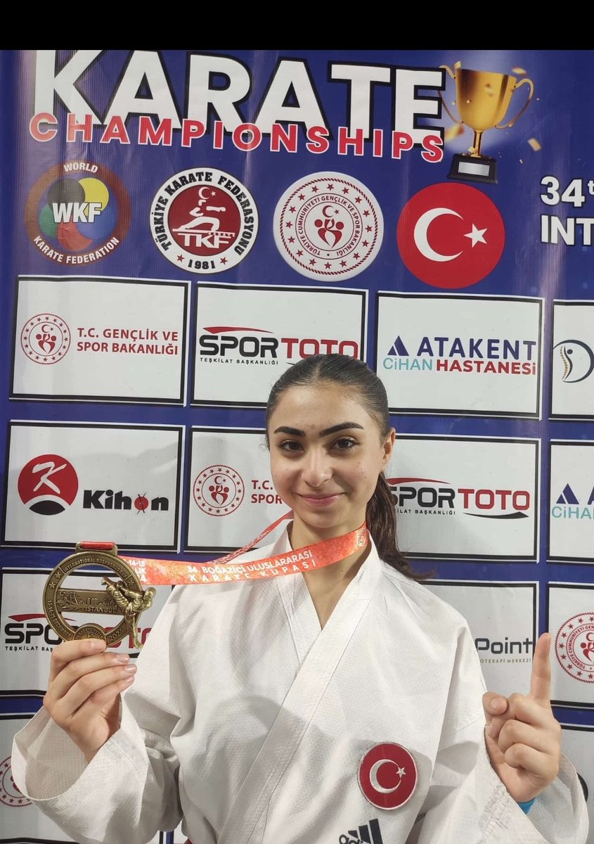 Orhangazim44's tweet photo. 37 Ülkeden 4039 Sporcunun Katıldığı İstanbul'da Düzenlenen 34. Uluslararası Boğaziçi Karate Şampiyonasında Öğrencimiz Ezel Ecrin Eren, Yaptığı 7 Müsabakada Galip Gelerek Türkiye Birincisi Olmuş ve Malatyamıza Altın Madalya Kazandırmıştır.
@MalatyaMem
@battalgazimem
@behcet_bakir https://t.co/66LhexBABf